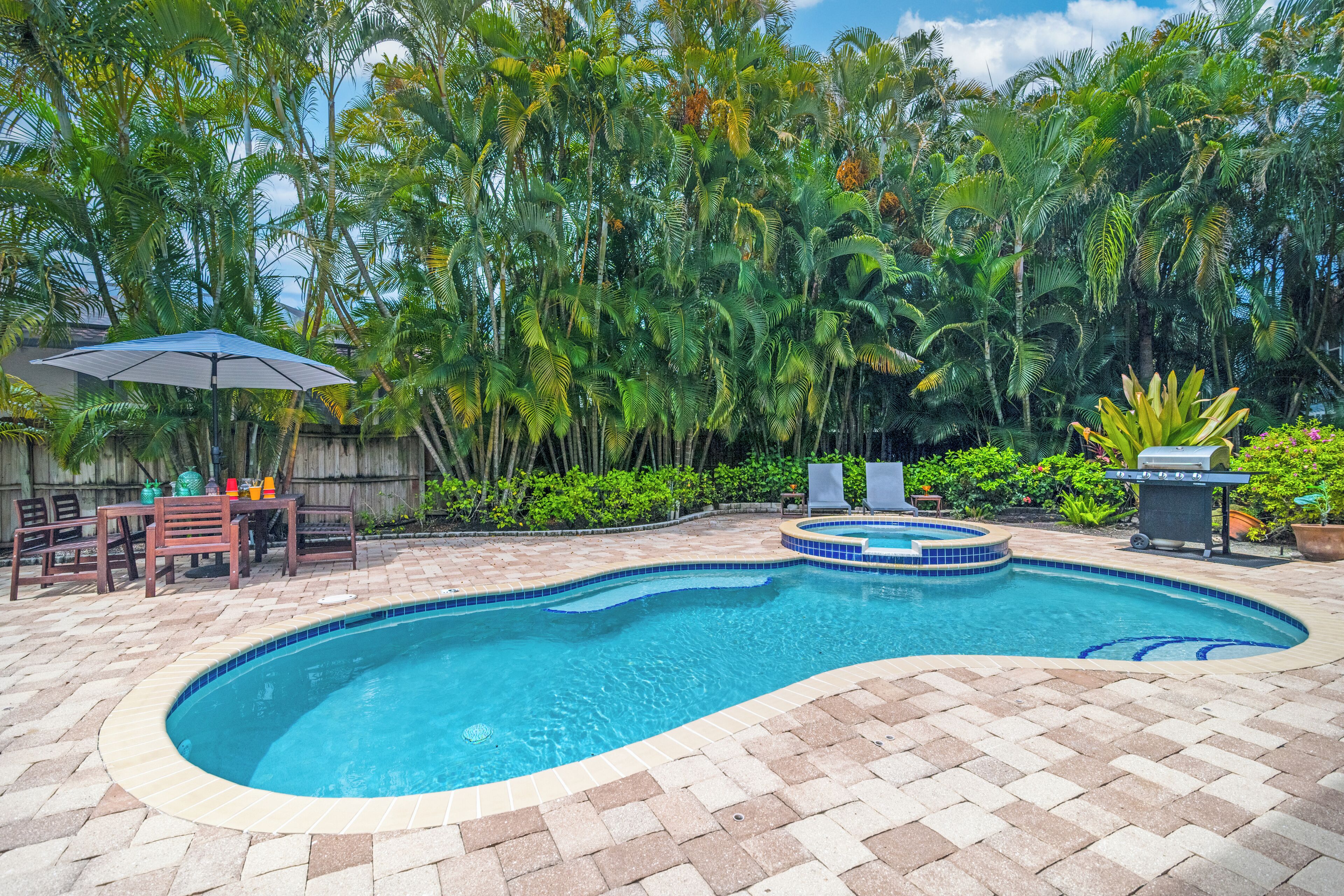 Casa Leone | Pet Friendly 🐶 on Siesta Key w/ Private Heated Pool, Golf Cart, & Putting Green!