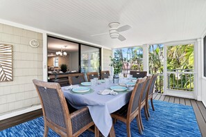 Outdoor dining - Casa Leone | Pet Friendly 🐶 on Siesta Key w/ Private Heated Pool, Golf Cart, & Putting Green! (Siesta Key)