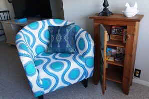 Smart TV, toys, books, streaming services - Cozy Comfy Clean 420 Compliant FREE Parking QUIET Neighborhood A GUEST FAVORITE! (Chicago)