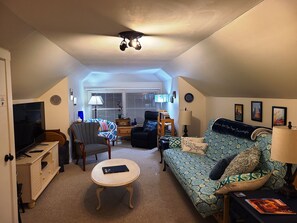 Smart TV, toys, books, streaming services - Cozy Comfy Clean 420 Compliant FREE Parking QUIET Neighborhood A GUEST FAVORITE! (Chicago)