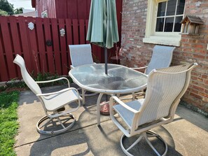 Outdoor dining - Cozy Comfy Clean 420 Compliant FREE Parking QUIET Neighborhood A GUEST FAVORITE! (Chicago)