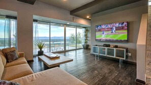 Smart TV, caminetto, videogiochi, lettore DVD