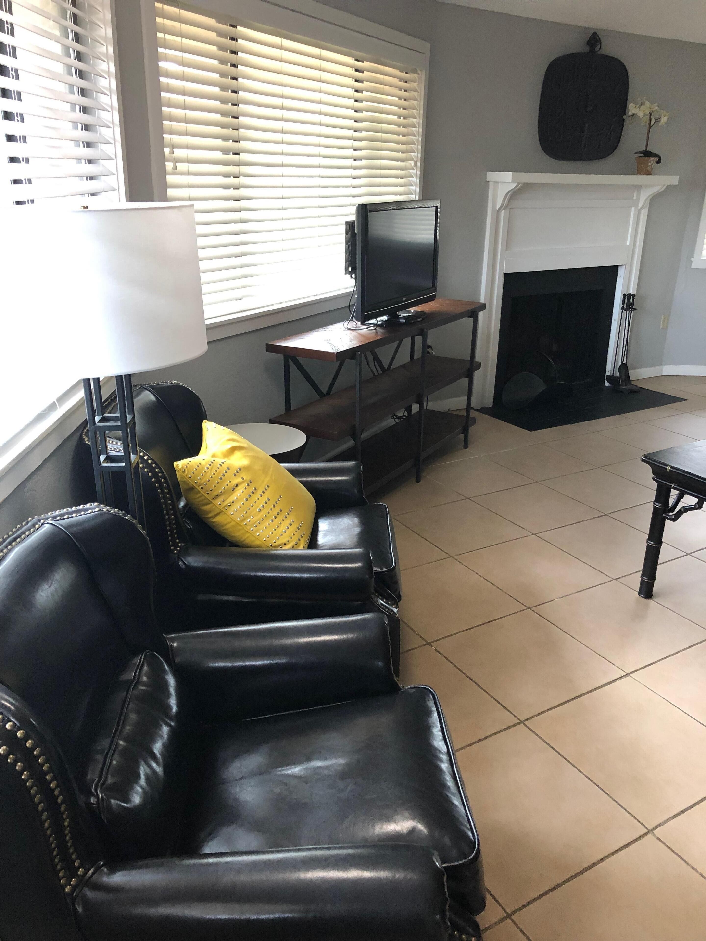 TV connectée, cheminée, écrans d'ordinateur, imprimantes