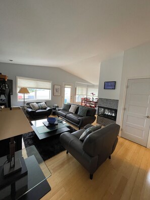 Smart TV -  N TacomaPt Ruston 2bd. 2bath retreat w/ EV charger, A/C & relaxing water views (Tacoma)