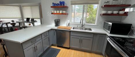 Refrigerador, microondas, horno, placa de cocina