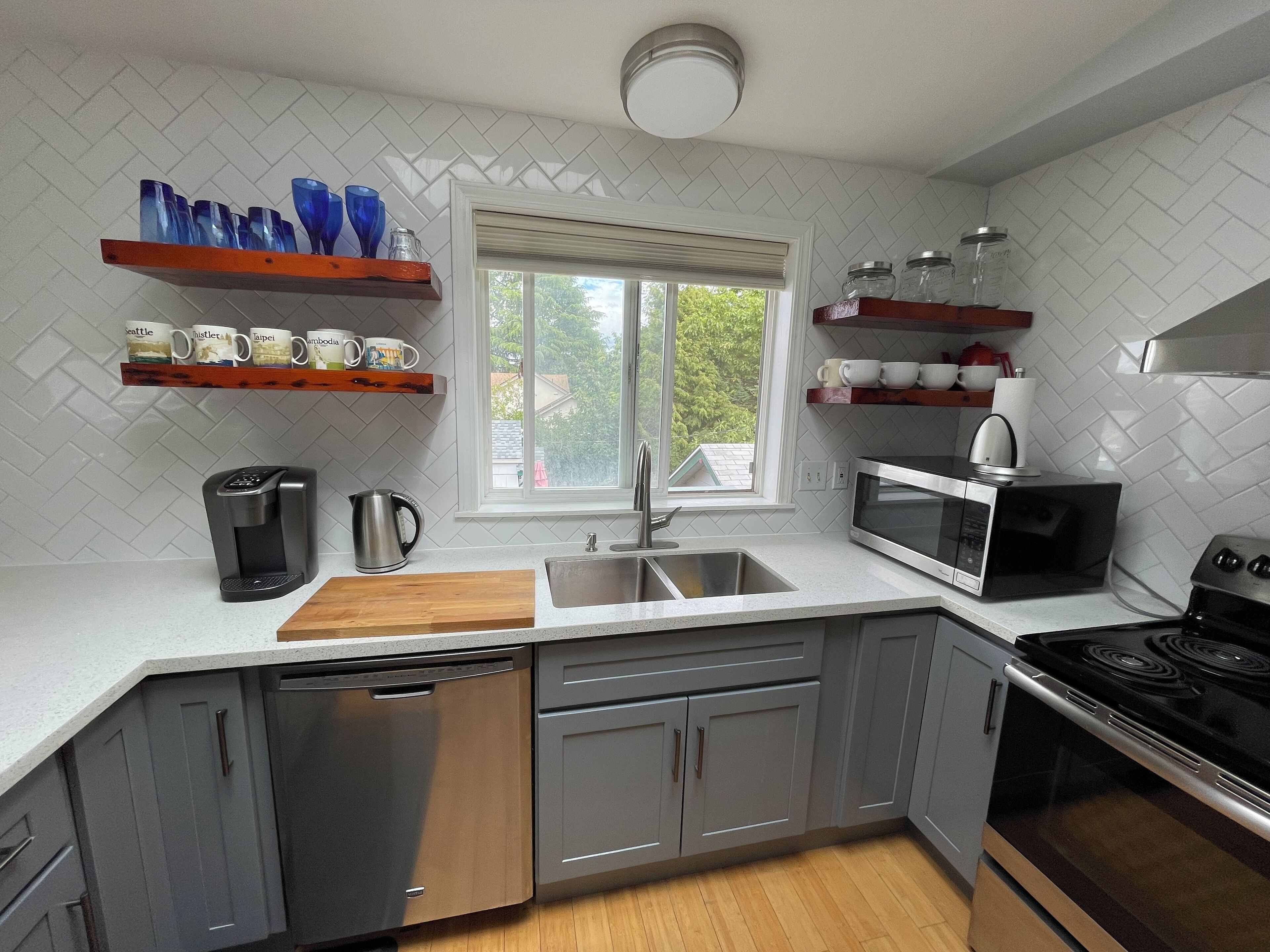 Refrigerador, microondas, horno y parrilla de estufa 