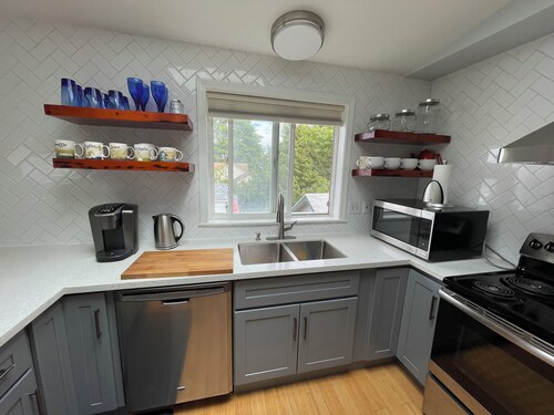  N TacomaPt Ruston 2bd. 2bath retreat w/ EV charger, A/C & relaxing water views