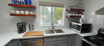  N TacomaPt Ruston 2bd. 2bath retreat w/ EV charger, A/C & relaxing water views