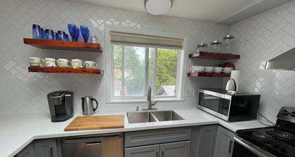 N TacomaPt Ruston 2bd. 2bath retreat w/ EV charger, A/C & relaxing water views