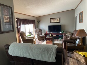 Smart-TV, Videospiele, DVD-Player, Tischfußball