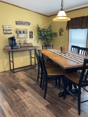Dining - Beautiful Country Setting mins from Lewis & Clark (Yankton)