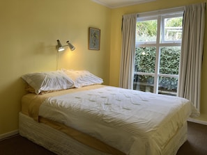 2 chambres, fer et planche à repasser, lit de bébé portatif
