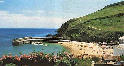 Character Coastal Cottage 5 minutes stroll to Beach/Amenities