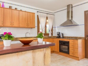 Een koelkast, een microgolfoven, een oven, een vaatwasser