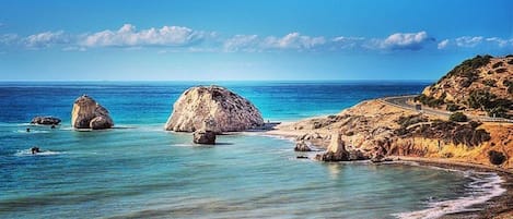 Nära stranden, solstolar och strandhanddukar