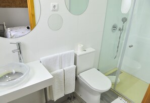 Chuveiro, secador de cabelo, toalhas de banho, papel higiênico