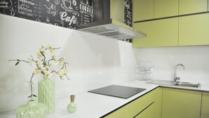 コーヒー / ティーメーカー、冷蔵庫、電子レンジ、コンロ