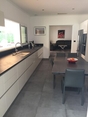 Fridge, microwave, oven, stovetop - VILLA WITH HEATED POOL (Vensac)