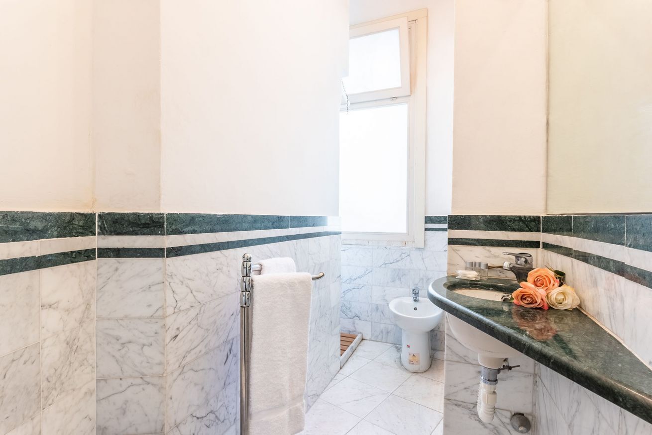 Dusche, Haartrockner, Handtücher, Shampoo
