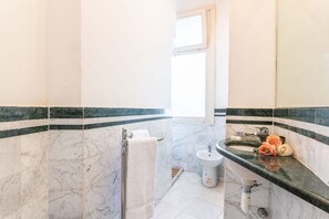 Shower, hair dryer, towels, shampoo