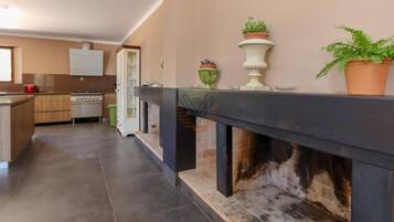 Een koelkast, een magnetron, een oven, een vaatwasser