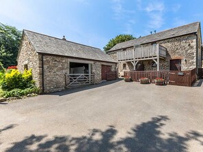Exterior - Grooms Cottage- Sleeps 4 in 2 bedrooms plus 2 to 4 dogs depending on size. (Bodmin)