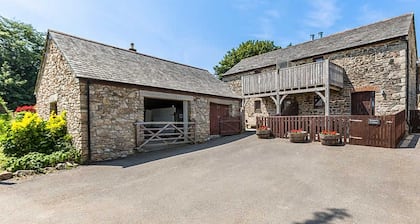 Grooms Cottage- Sleeps 4 in 2 bedrooms plus 2 to 4 dogs depending on size.