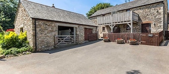 Grooms Cottage- Sleeps 4 in 2 bedrooms plus 2 to 4 dogs depending on size.
