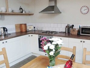 Coffee/tea maker, fridge, microwave, oven - Grooms Cottage- Sleeps 4 in 2 bedrooms plus 2 to 4 dogs depending on size. (Bodmin)