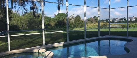 Lämmitetty uima-allas