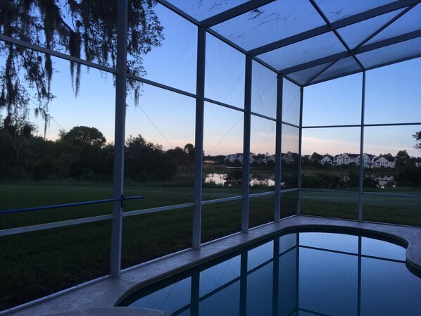 Een verwarmd zwembad