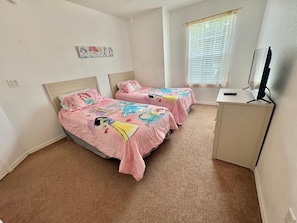 6 habitaciones, tabla de planchar con plancha, cuna de viaje y wifi