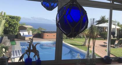 Sunny chalet, Atlantic and Teide views, free WiFi, garden, pool, barbecue