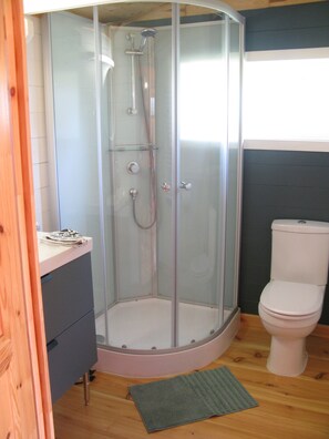 Douche, sèche-cheveux, serviettes fournies, savon