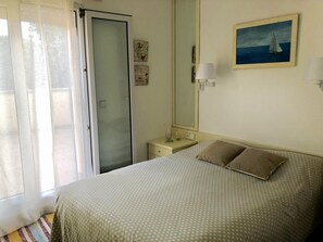 3 soverom, strykejern/-brett og sengetøy