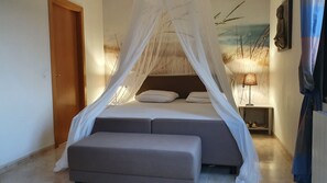 3 bedrooms, iron/ironing board, travel crib, free WiFi - Villa Grazioza in Costa Brava, private pool, sea and mountain views. (Calonge)