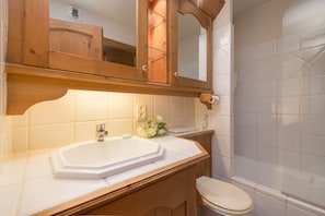 Ensemble douche/baignoire, serviettes fournies