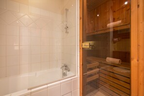 Combined shower/bathtub, hair dryer, towels - Résidence Le Cristal - Grands Montets 11, Argentière (Chamonix), France (Argentière (Chamonix))