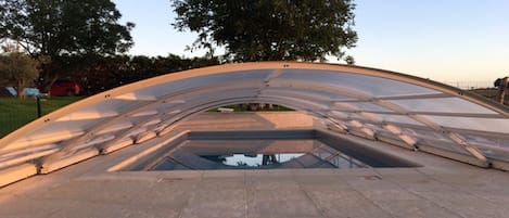 Una piscina al aire libre, una piscina climatizada