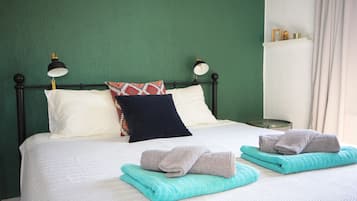 4 bedrooms, iron/ironing board, WiFi, bed sheets
