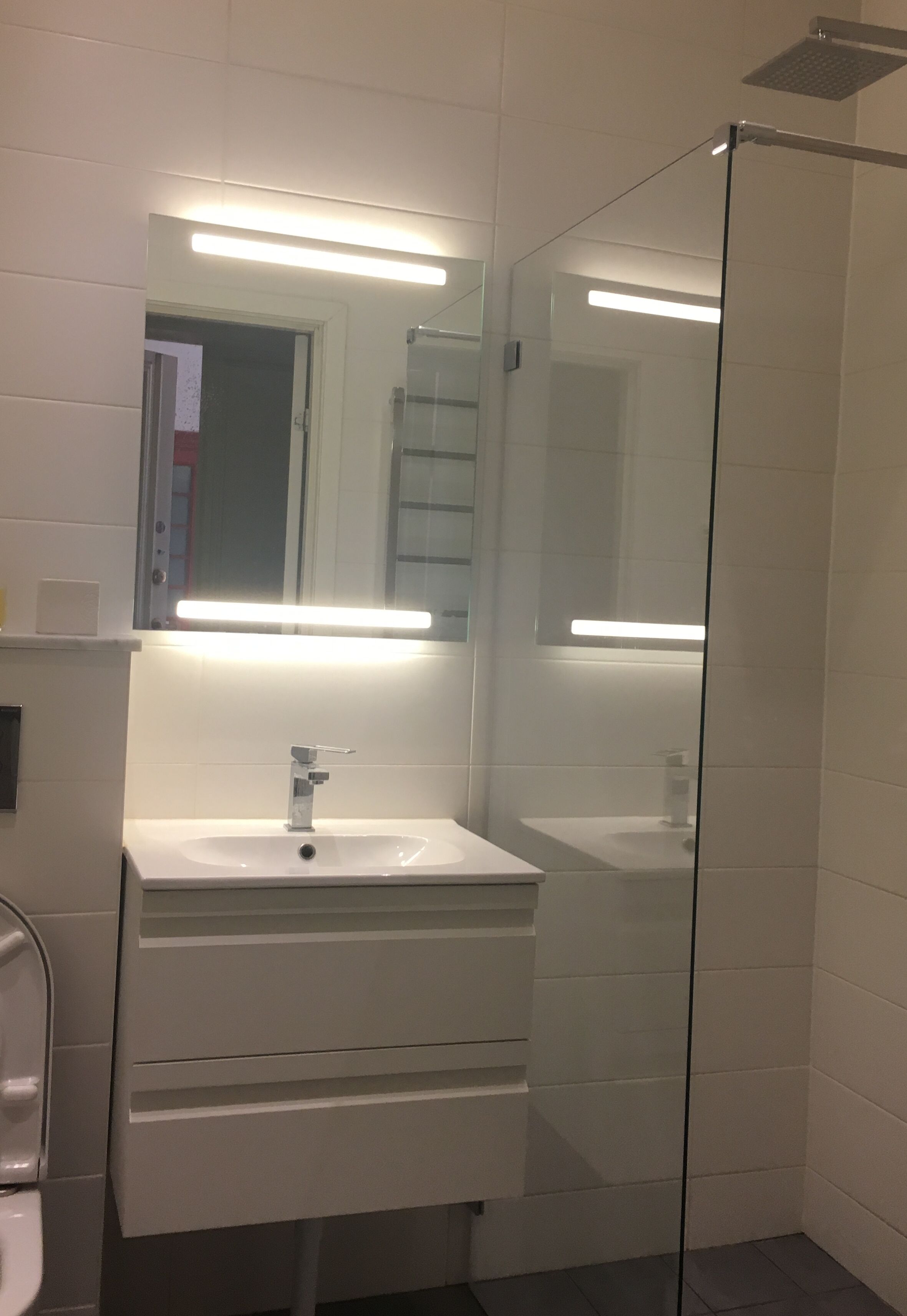 Séchoir à cheveux, serviettes fournies, savon, shampooing