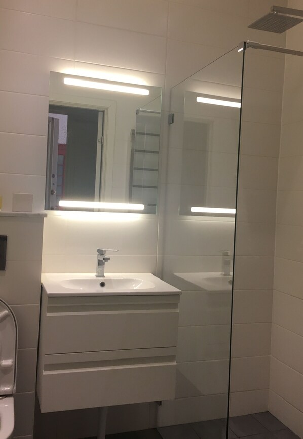 Haartrockner, Handtücher, Seife, Shampoo