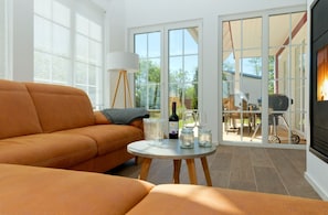 Fernseher, Kamin, DVD-Player, Bücher