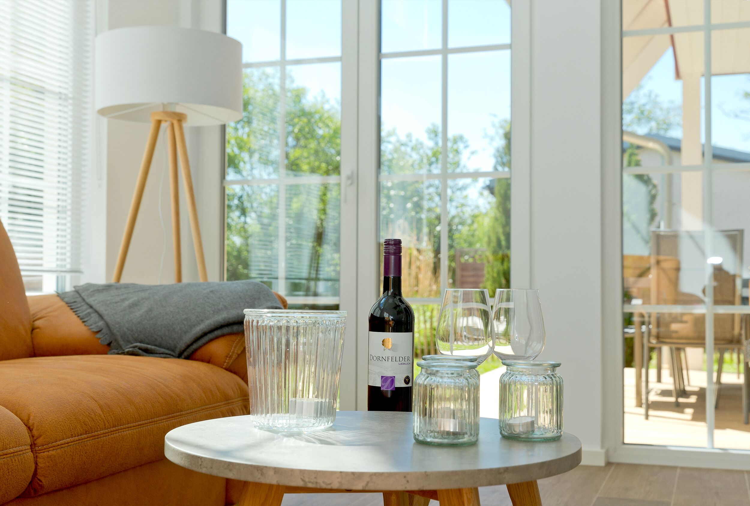 Fernseher, Kamin, DVD-Player, Bücher