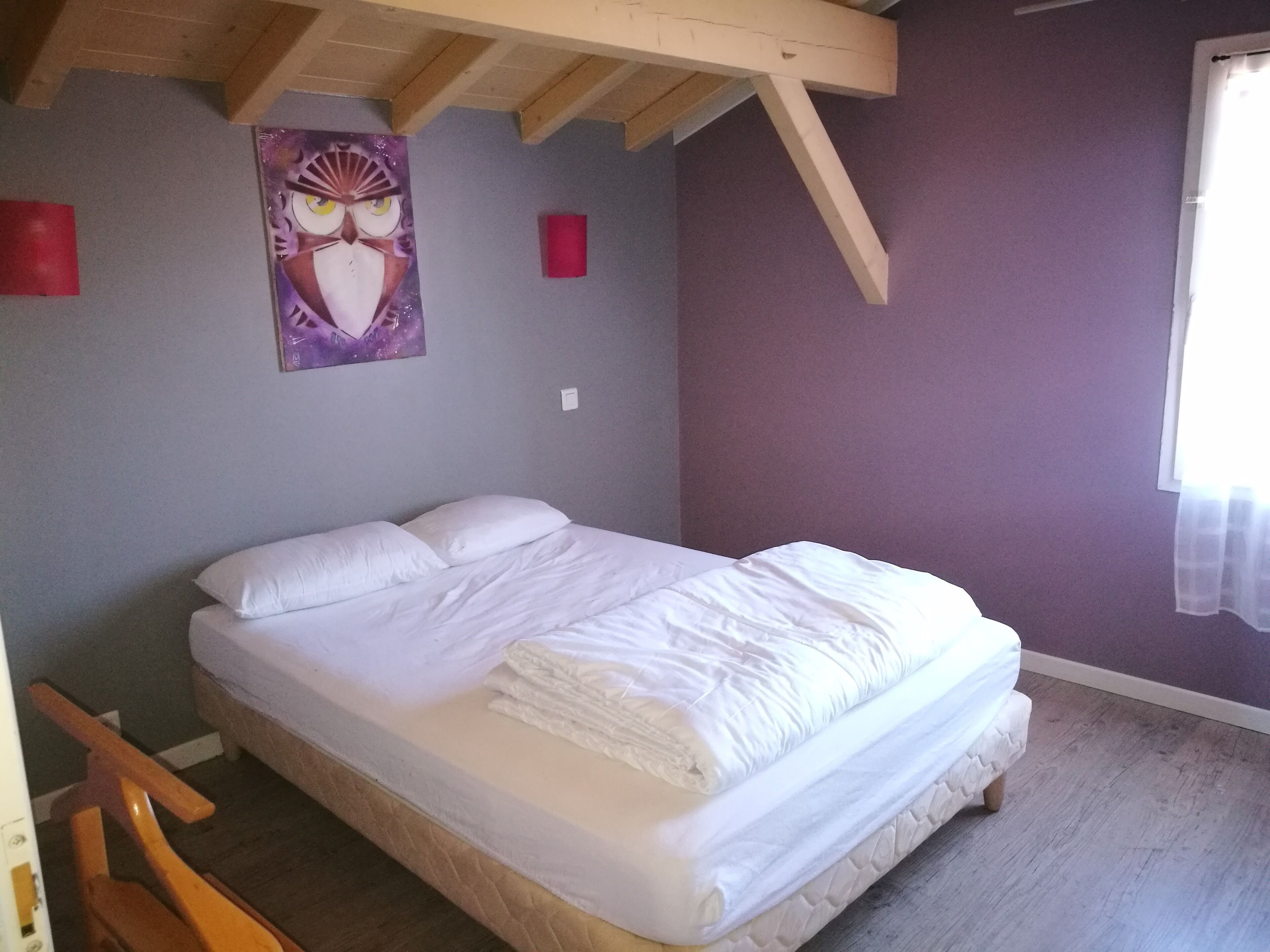 3 dormitorios, escritorio, tabla de planchar con plancha y ropa de cama