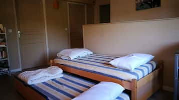 3 slaapkamers, een bureau, een strijkplank/strijkijzer, beddengoed