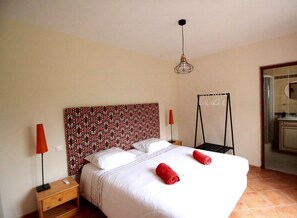 2 室のベッドルーム、アイロン / アイロン台、インターネット、ベッドシーツ