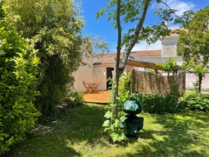 Terrace/patio - Small studio, wooden terrace, garden. 15 mins from La Palmyre beaches and Côte sauvage. (Arvert)