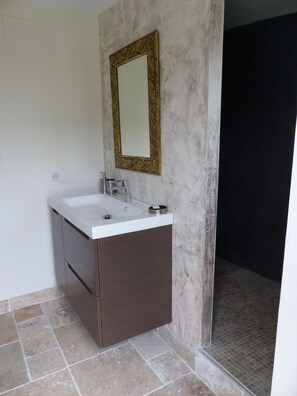 Bathroom - Rental villa house, 10 rue de la croix de paix Batz sur Mer 44010 France (Batz-sur-Mer)