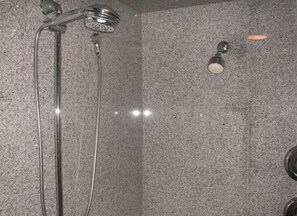 Duschwanne, Whirlpool, Haartrockner, Handtücher